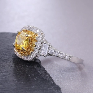 Bague de luxe avec pierre jaune taille coussin et double halo de zircons étincelants