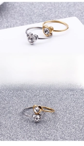 Detaillierter Vergleich von herzförmigen Ringen in Roségold und Silber mit Zirkonia