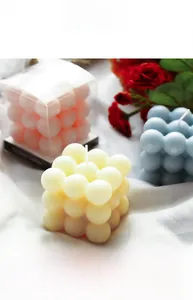 Detailweergave van bubble cube kaarsen in pastelkleuren met transparante geschenkverpakking