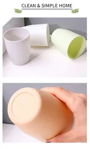 Détail de gobelets en plastique mat avec bords arrondis et base antidérapante intégrée