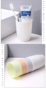 Ensemble de gobelets de salle de bain en plastique coloré dans un décor de lavage minimaliste