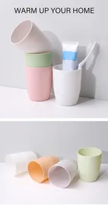 Gros plan de gobelets en plastique minimalistes empilables aux couleurs pastel