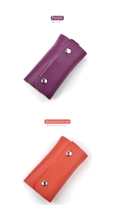 Dettaglio di portachiavi in pelle martellata viola e rosso anguria con chiusura a scatto