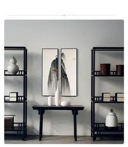 Minimalistisches weißes Keramikvasen-Set auf schwarzem Holzregal mit Zen-Dekor