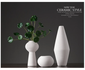 Driedelige set van witte matte keramische vazen met elegante horizontale geribbelde texturen