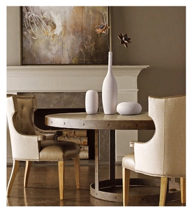 Driedelige set witte matte keramische vazen met horizontale ribbeltexturen en droogbloemen