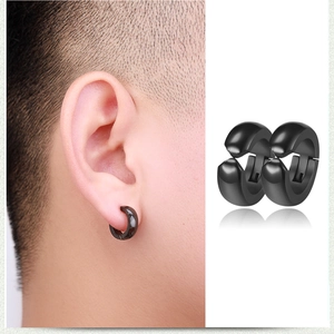 Detalle de un pendiente de clip punk negro para hombre en acero de titanio liso