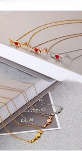Détails recto-verso du collier cœur ECG en finitions or, or rose et argent poli