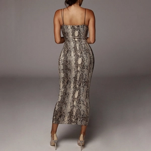 Détail d'une robe dos nu sexy à imprimé serpent avec fines bretelles et coupe ajustée