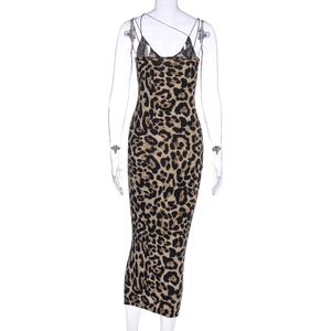 Détail des fines doubles bretelles et de l'imprimé léopard sur cette robe mi-longue moulante