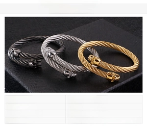 Makroaufnahme von Edelstahl-Totenkopf-Armbändern in Gold, Silber und Vintage-Schwarz-Finish