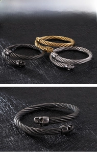 Nahaufnahme von Punk-Schädel-Kabelarmbändern in Gold Silber und Vintage-Schwarz-Finish