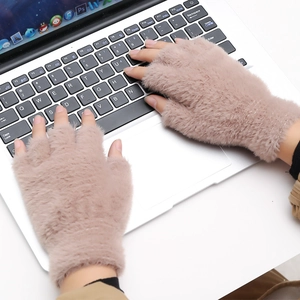 Mitaines chaudes en peluche rose poudré pour taper sur clavier d'ordinateur