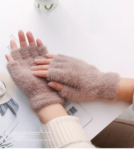 Gros plan de mitaines d'hiver épaisses en peluche de couleur rose mauve très douce