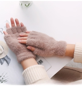 Gros plan de mitaines en peluche marron clair avec poignets côtelés chauds et doux