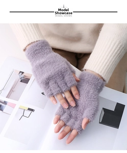 Détail de gants sans doigts en fausse fourrure violette à la texture douce et duveteuse