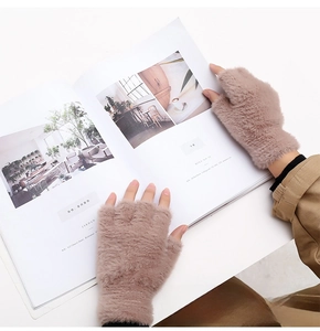 Gants en peluche marron à demi-doigts montrant la texture douce de la fausse fourrure