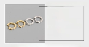 Makro-Detail von S925 Sterling Silber Huggie Ohrringen mit rechteckigem Zirkonia