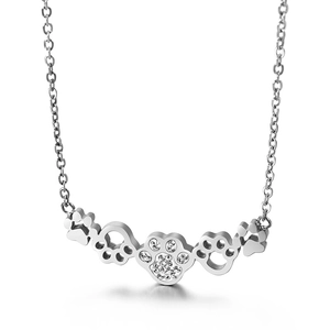 Collier en acier poli avec un pendentif d'empreinte de chat serti de cristaux brillants