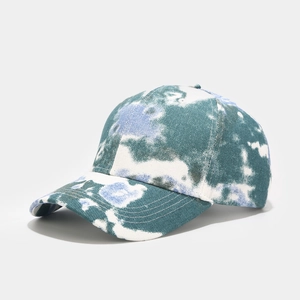 Détail de la casquette tie-dye bleu et vert avec coutures de qualité et texture coton