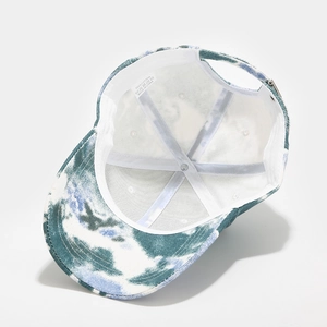 Vue détaillée de l'intérieur de la casquette tie-dye en pur coton avec coutures propres
