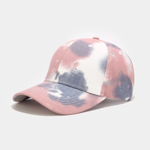 Détail d'une casquette tie-dye rose et bleue en sergé de coton avec visière courbée
