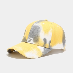 Vue détaillée du tissu en coton tie-dye jaune et gris sur une casquette de baseball