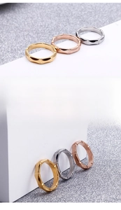 Detailansicht geometrischer Ringe mit Diamantschliff in Gold, Silber und Roségold