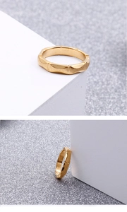 Detailansicht goldener geometrischer Ring mit Diamantschliff und 18K Bürstenfinish