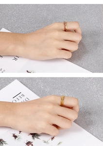 Nahaufnahme geometrisch facettierter Titanstahlringe in Gold und Roségold-Finish
