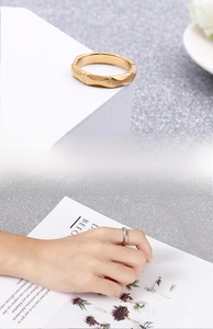 Details der geometrischen Bambus-Ringe in Gold und Silber mit gebürstetem Finish