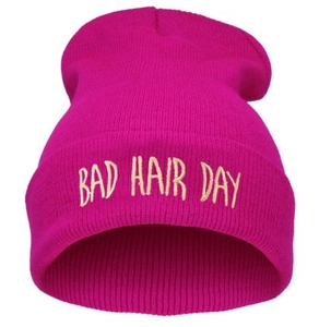 Dettaglio del berretto in maglia rosa acceso con ricamo Bad Hair Day frontale