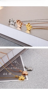 Dettaglio della collana con ciondolo angelo con finitura spazzolata in oro, argento e rosa
