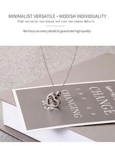 Détail macro du pendentif cœur argenté avec gravure Love et chaîne délicate