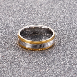 Minimalistischer zweifarbiger Ring aus Edelstahl in Gold und Silber mit Spiralstruktur