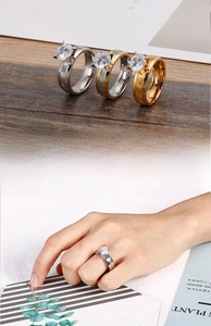 Detail von Gold- und Silber-Paarringen mit Streifentextur und 4-Zinken-Zirkonia-Fassung