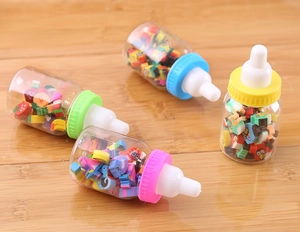 Details von vier bunten Milchflaschen-Behältern gefüllt mit Mini-Obst-Radiergummis
