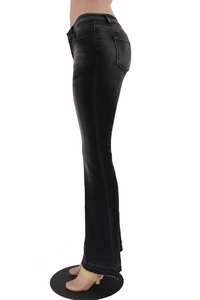Seitenansicht der schwarzen Schlagjeans mit hoher Taille und schlanker Passform