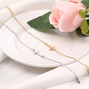 Colliers minimalistes en acier inoxydable avec pendentifs croix en or et argent sur plateau