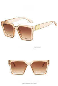 Détails des lunettes de soleil carrées thé avec accents dorés et verres dégradés