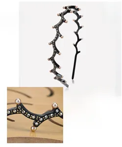Detail showing wavy acetate headband with rhinestones, pearls and dimensions 11.6x14cm