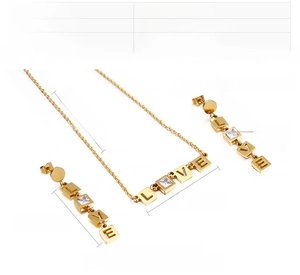 Spécifications détaillées du coffret collier et boucles d'oreilles LOVE en acier doré