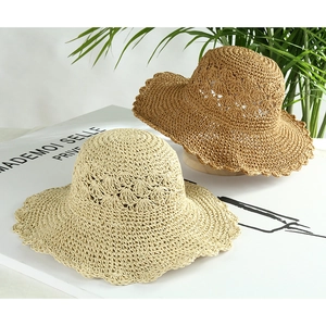 Cappello di paglia fatto a mano all'uncinetto con ampia tesa ondulata per vacanze al mare