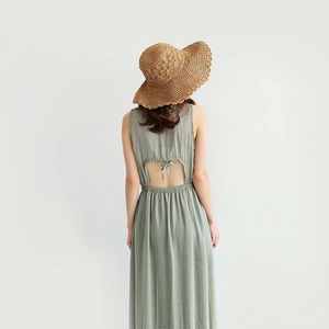 Cappello di paglia fatto a mano e abito senza schienale verde chiaro per vacanze al mare