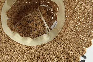 Dettaglio dell'interno del cappello di paglia fatto a mano con coulisse regolabile