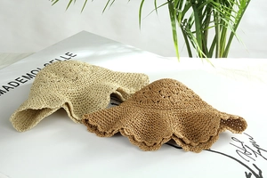 Dettaglio di cappelli di paglia fatti a mano all'uncinetto beige e caramello a onde