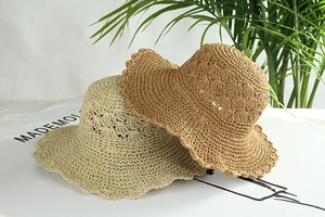 Dettaglio di cappelli di paglia fatti a mano all'uncinetto con intricati motivi a nido