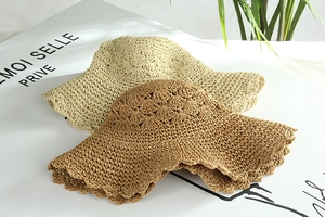 Dettaglio di cappelli di paglia all'uncinetto fatti a mano in beige e cammello traforati