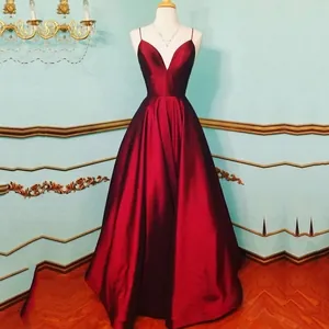Robe longue élégante en satin bordeaux avec col en V pour les soirées formelles