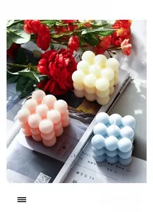 Macro-opname van geometrische kubusvormige kaarsen in wit, roze en blauw voor decor